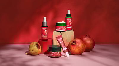 gamme grenade weleda sur un fond rouge avec des grenades