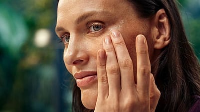 femme qui s'applique de la crème sur le visage