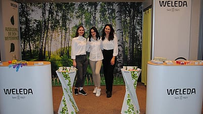 Am Stand einer Messe