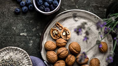 Noix et myrtilles sur une table