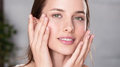 mujer tocándose la cara