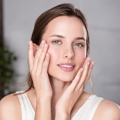 mujer tocándose el rostro