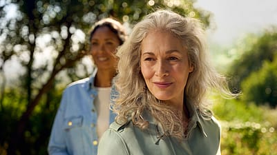 dos mujeres en la naturaleza durante el atardecer