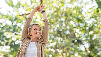 Frau macht Dehnübungen