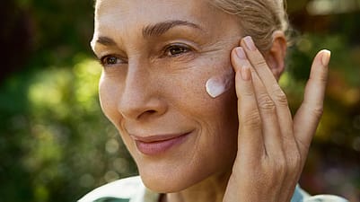 mujer echandose crema facial para arrugas profundas