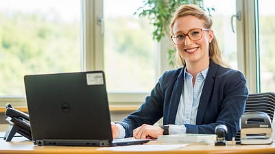 Frau am Schreibtisch vor dem Computer