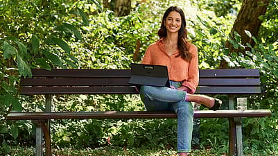 Frau auf einer Bank im Garten