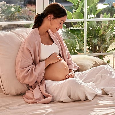 mujer embarazada mirandose la tripa