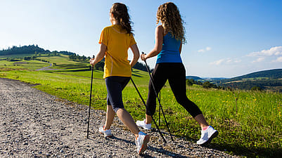 deux femmes faisant du nordic walking