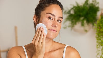 mujer limpiándose la cara