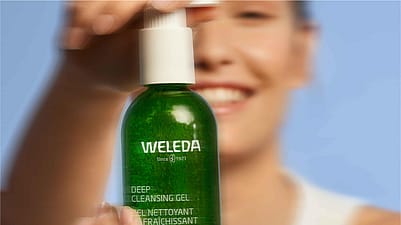 mujer mostrando el Gel Limpiador Refrescante