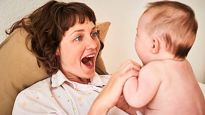 La mère interagit joyeusement avec le bébé