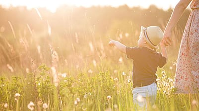 niño de la maño de su padre paseando por el campo