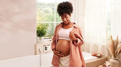 Schwangere Frau im Badezimmer