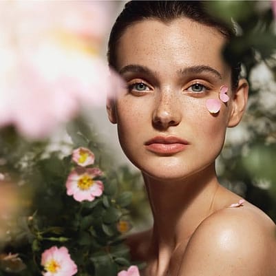 Portrait d'une jeune femme entourée de roses sauvages