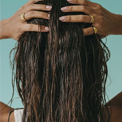 Mujer tocándose el cabello húmedo