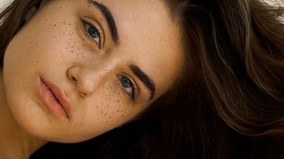 Frau mit braunen Haaren