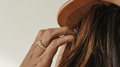 Kamm aus Holz in langem Haar