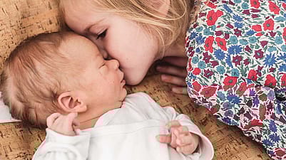 Un nouveau-né avec sa petite sœur