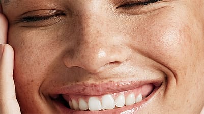 Nahaufnahme der laechelnden jungen Frau