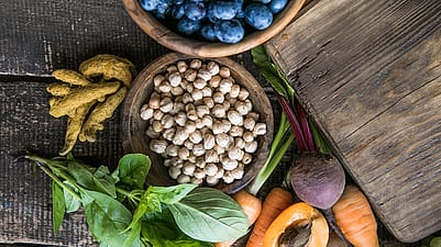 plato con diferentes alimentos