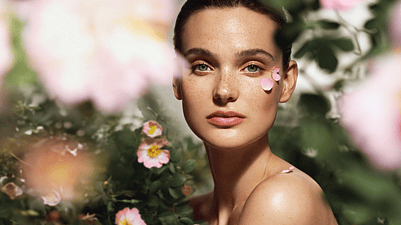 chica rodeada de flores de rosa mosqueta