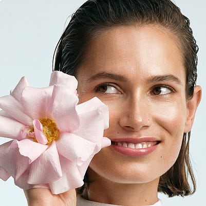 donna con fiore