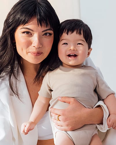 Mujer con un niño en brazos