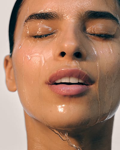 Rostro de una mujer con los ojos cerrados