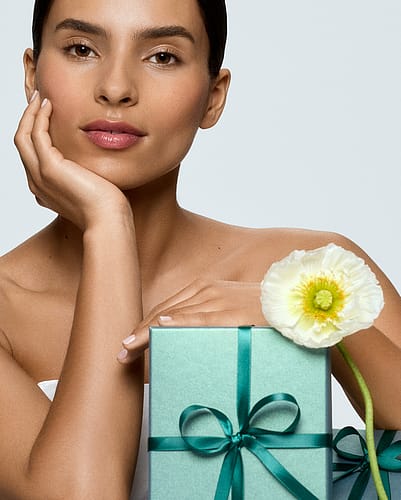 Frau mit Geschenkset