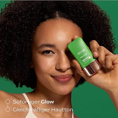 Model hält Produkt vors Gesicht