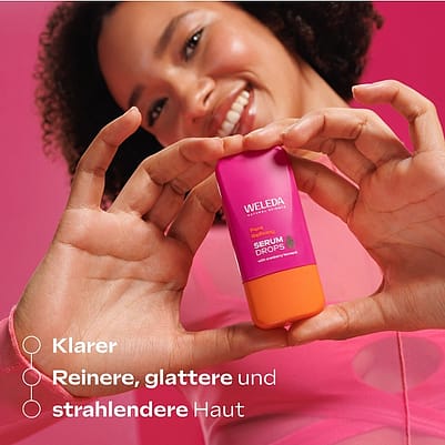 Model zeigt Produkt in die Kamera