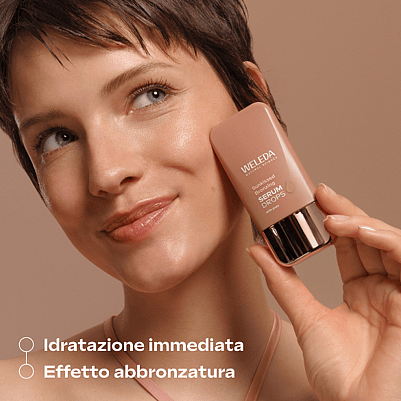 modella con il prodotto vicino il viso