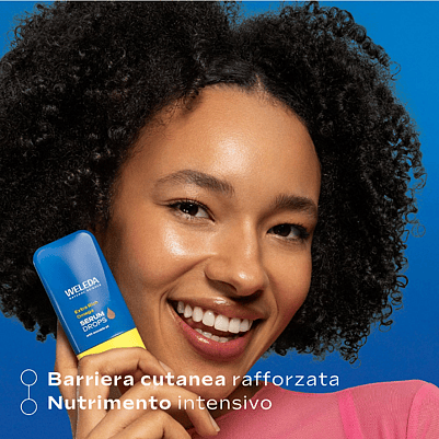 modella con prodotto vicino il viso