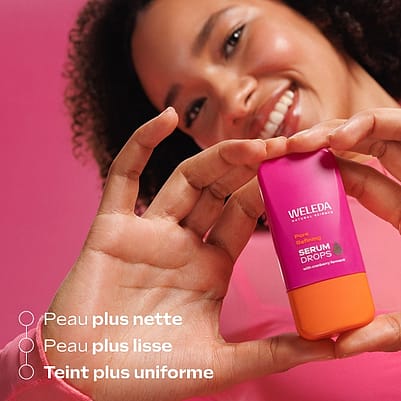 Mannequin montrant le produit à la caméra