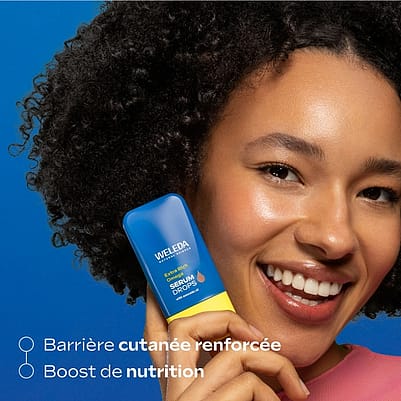 Mannequin montrant le produit à la caméra