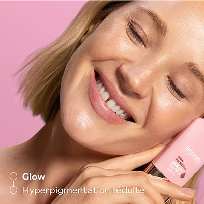 Femme tenant le produit devant son visage