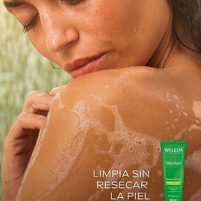Modelo disfrutando de una ducha usando el Skin Food Gel de Ducha Cremoso