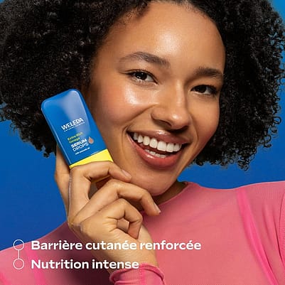 jeune femme montrant le produit