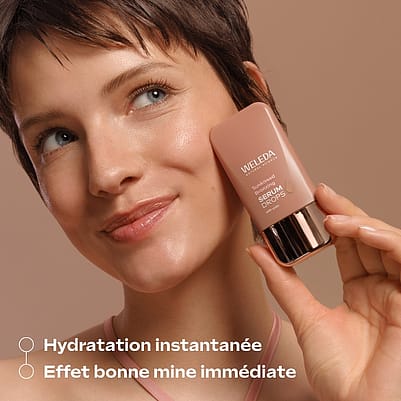 jeune femme cheveux court montrant le produit