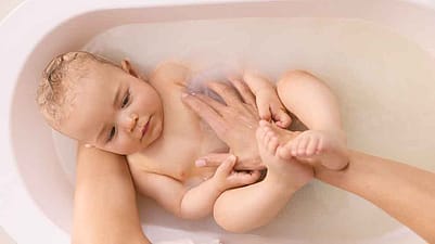 Baby in der Badewanne