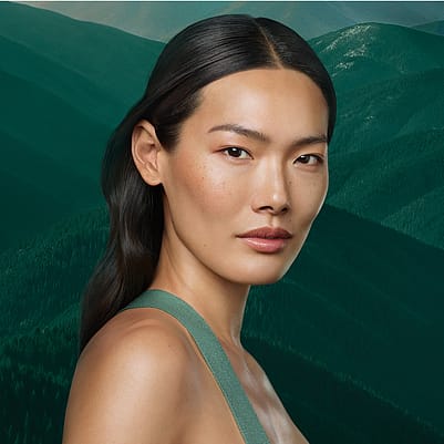 Model schaut in die Kamera