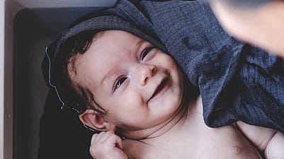 Baby badet entspannt