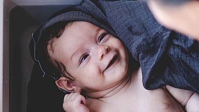 Bébé dans la baignoire