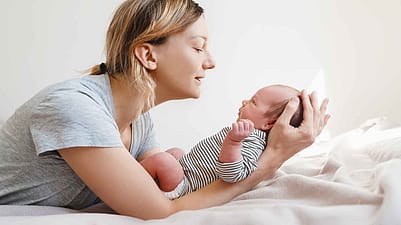 Mère parle à son nourrisson