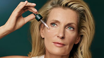 Maria Furtwaengler wendet Weleda Serum an