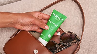 Žena vyťahuje z kabelky Skin Food krém