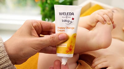 Maminka otvírající Weleda Nappy Change krém