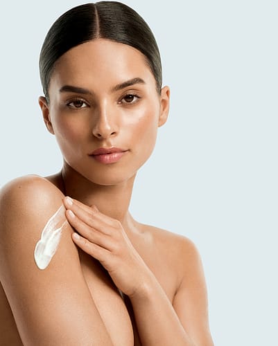 Kvinna som smörjer in sig med bodylotion