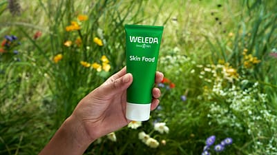 žena drží krém Skin Food